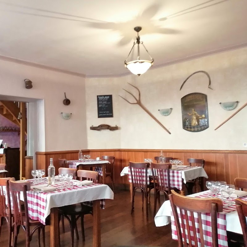 La salle du restaurant Le Campagnard, nappes vichy et bois clair