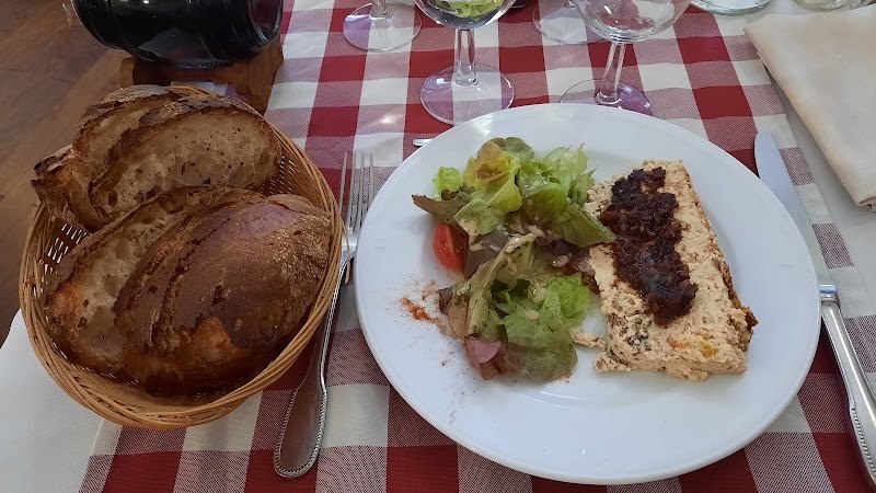 La terrine maison et sa salade, servies sur nappe vichy