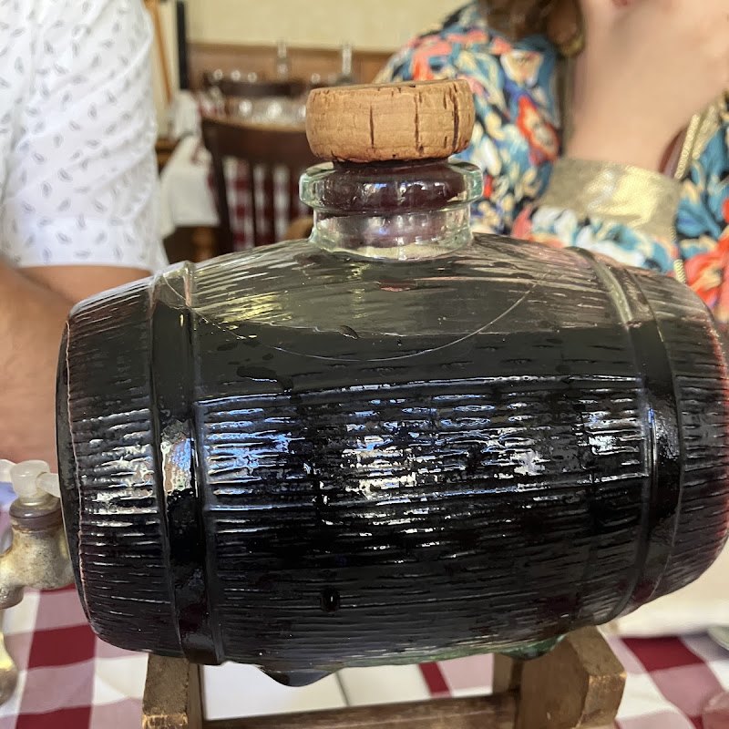 Le petit tonneau de vin posé sur la table